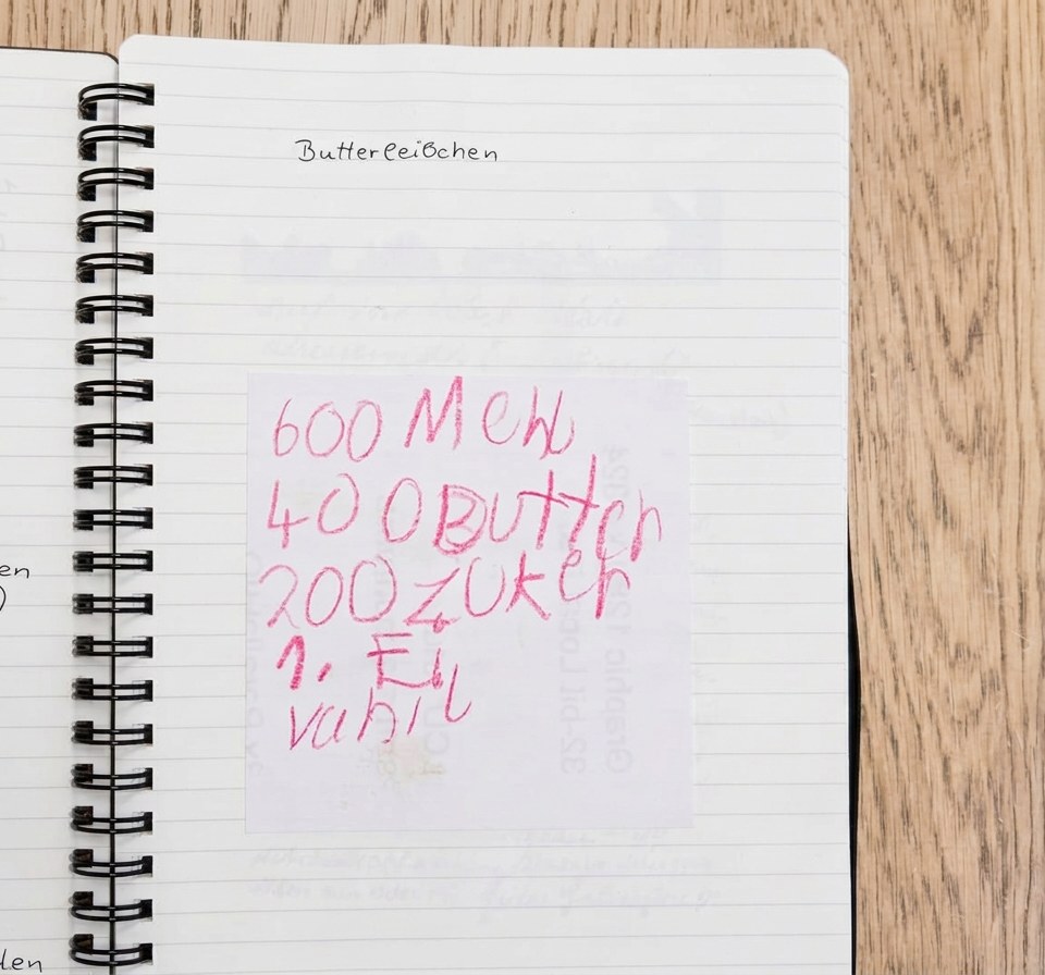 Original: rosa Notizzettel mit Kinderhandschrift, eingeklebt in ein Rezeptbuch